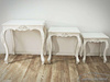 Zestaw 3 białych barokowych stolików M57A