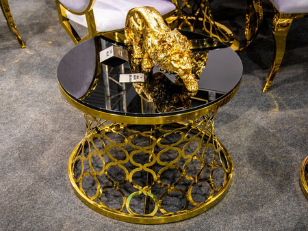 Czarny stolik kawowy z dekoracyjną złotą podstawą CJ929/C404